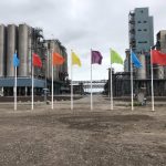 Fabriek - rij masten met gekleurde vlaggen IMG_5473